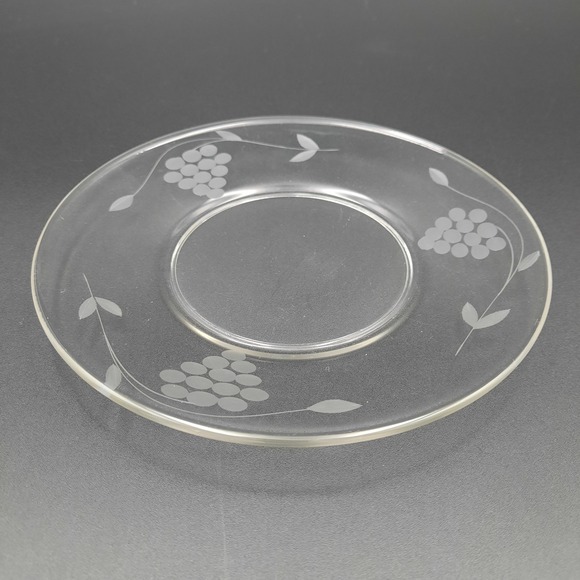 Vintage Etched Glass Saucer with‎ Grape Cluster Pattern – Clear Midcentury 5.75" - Picture 2 of 3